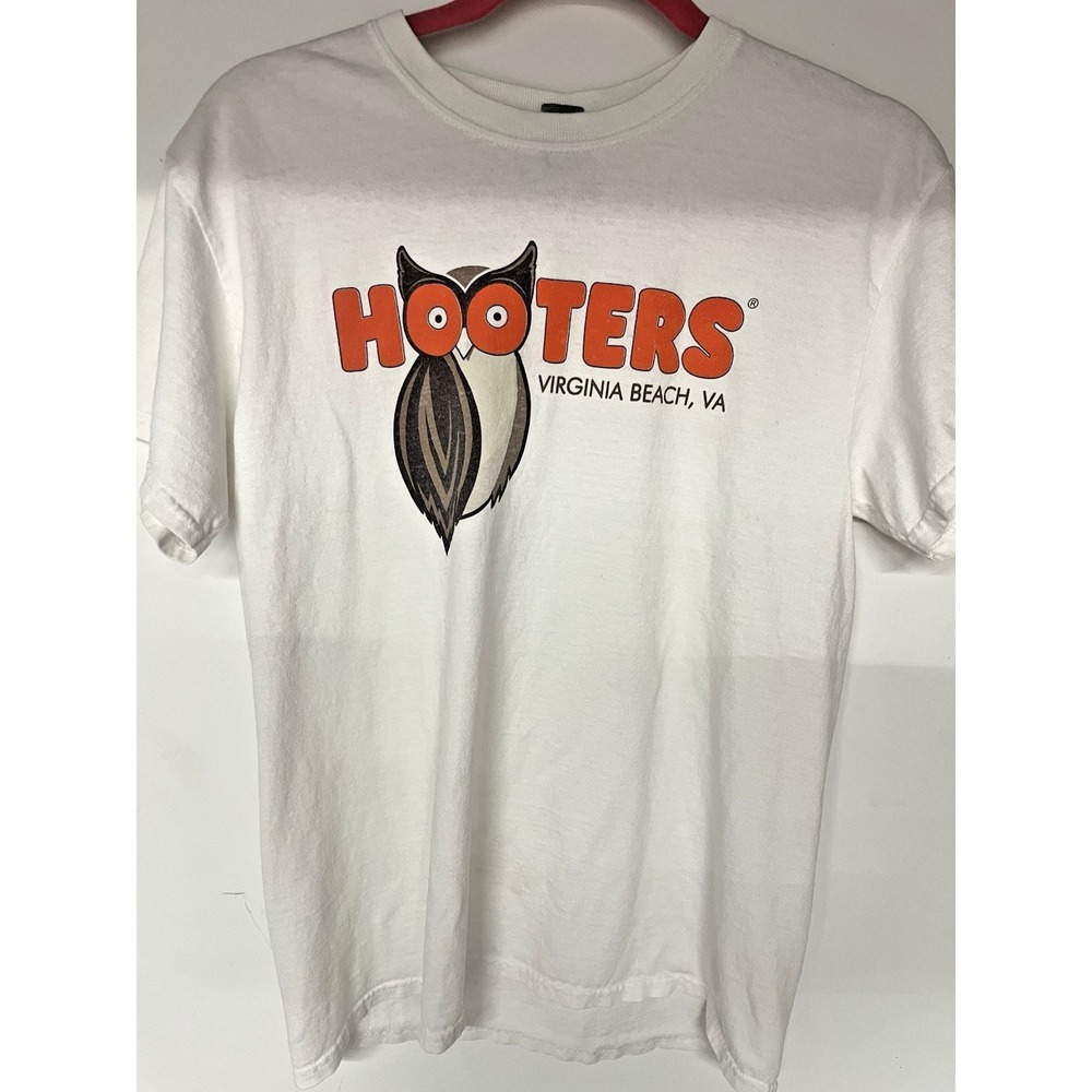 Hooters Virginia Beach VA Graphic T-Shirt White Gildan Medium - Picture 1 of 9